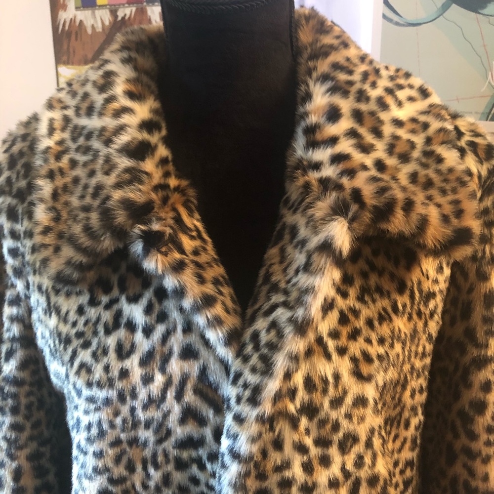 Soft and Plush faux leopard 🐆coat